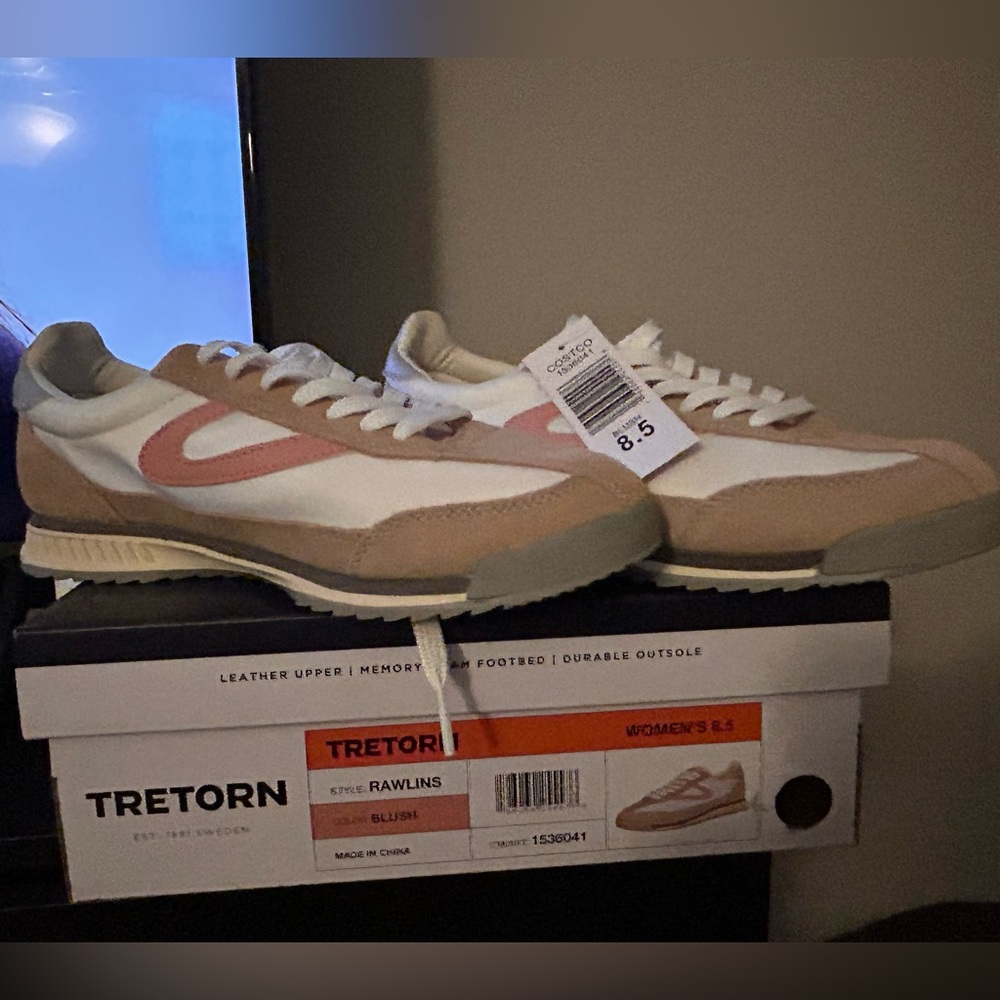 Size 8.5 blush color with tags.  Never worn.
